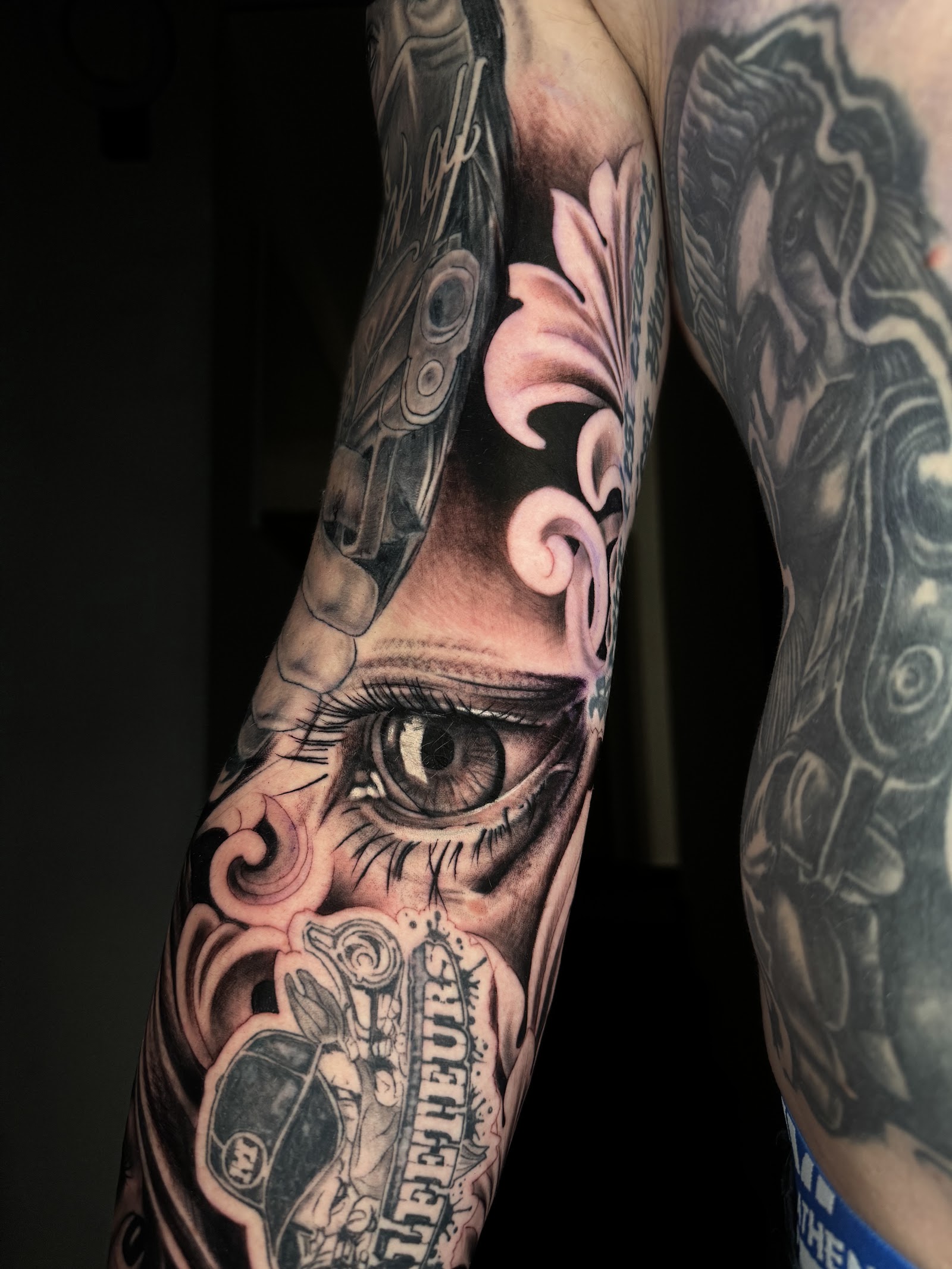 Tatouage r&eacute;alis&eacute; par Blue Magic Tattoo, Gen&egrave;ve